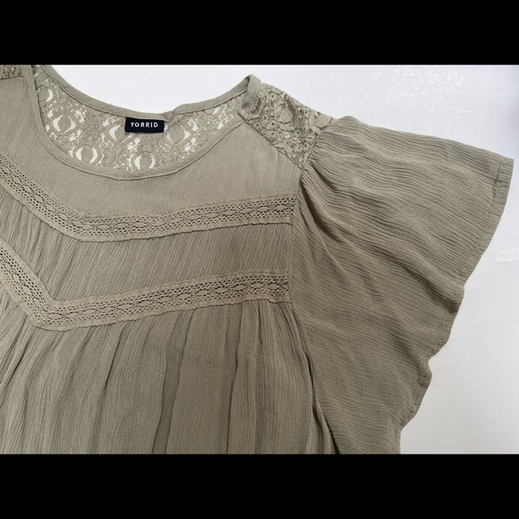 🍀Torrid top with ruffle sleeves and lace embellishments - Picture 5 of 17